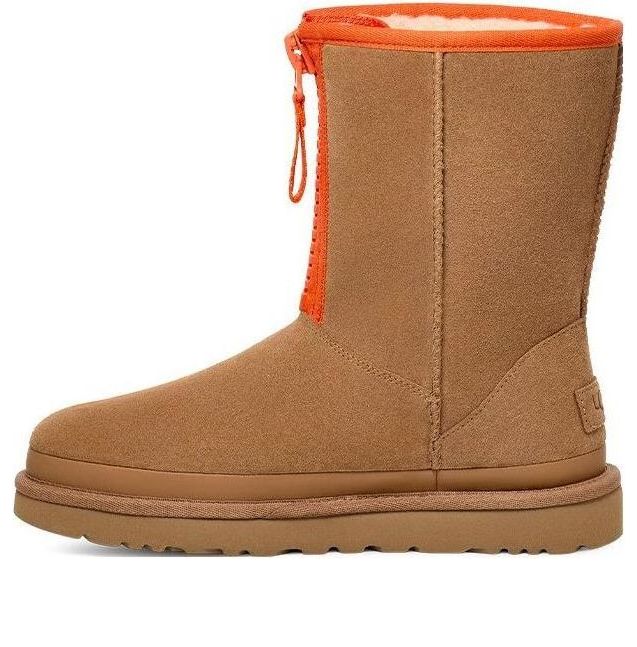 UGG(WMNS) Classic Short Zipper Tape Logo Boot 'Chestnut'