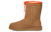 UGG(WMNS)  Classic Short Zipper Tape Logo Boot 'Chestnut'