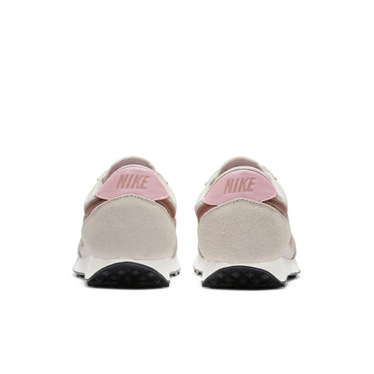 Nike(WMNS)  Daybreak 'Light Orewood Bronze'