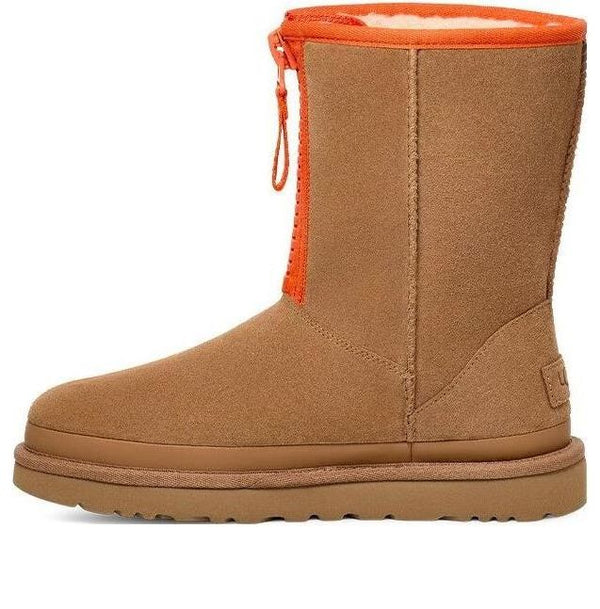 UGG(WMNS)  Classic Short Zipper Tape Logo Boot 'Chestnut'